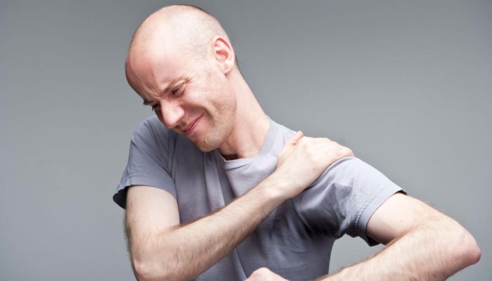 Болка в раменните стави: причини и лечение