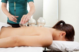 Извършване на масаж с щипка на седалищния нерв