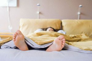 Симптомите и лечението на краката на краката при сън