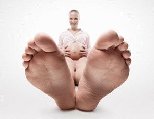 Защо краката подуват по време на бременност