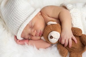 Позиции на новороденото по време на сън - което заплашва живота на детето в поза на гърба му и как може да бъде заспан