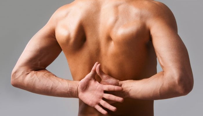 Защо гръбнакът боли в средата на гърба?