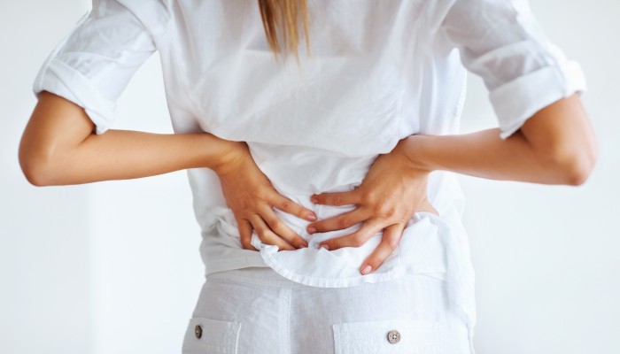 Защо има болка в червата в долната част на гърба на жените?