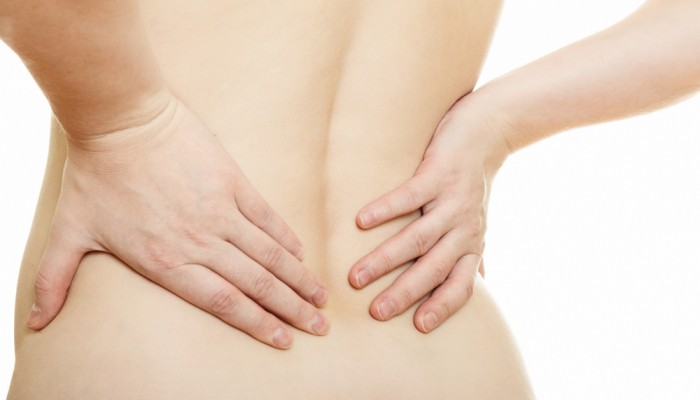 Защо има болка в червата в долната част на гърба на жените?