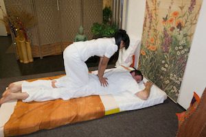 Тайландски масаж на гърба: пълно рестартиране