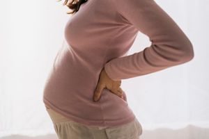 Той боли гърба в ранните етапи на бременността - какви са причините и дали са възможни усложнения