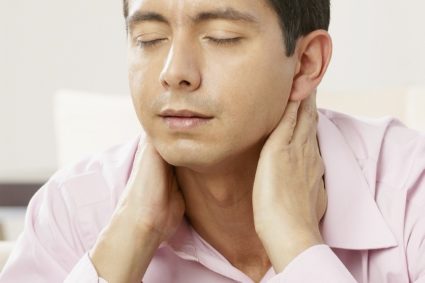 Причини за хрускане в гърлото при завои на главата и наклон