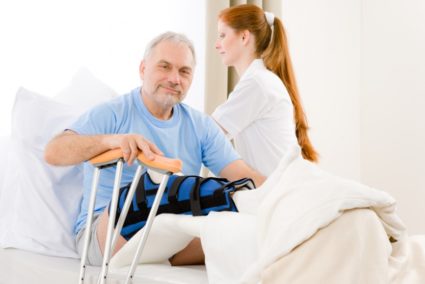 Какво трябва да бъде рехабилитацията след операцията на увредената колянна става?