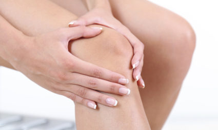 Как да премахнете течността от колянната става?