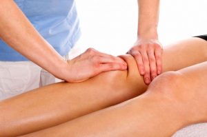 Как мога да лекувам контузия на колянната става?