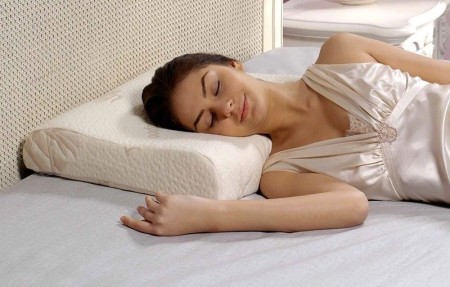 Как да изберем ортопедична възглавница под главата си и да спим правилно върху нея