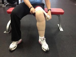 Как да завържем коляно с еластична превръзка, когато се опъне?