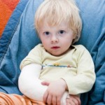 Изместване на ръката в детето: какво да се направи, лечение