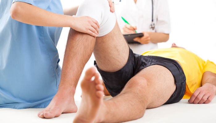 Как да се лекува навяхването на колянната става?