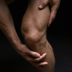 Тя боли под коляното отзад: какво може да бъде, причините за издърпващата болка