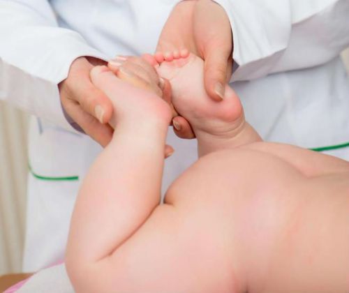 Масаж за лечение на кървене на крака при деца