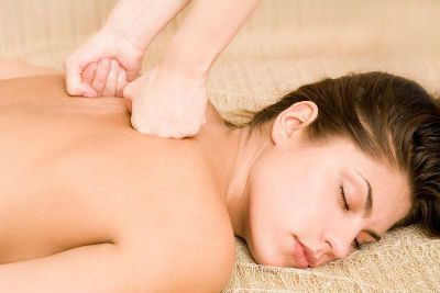 Как да направите терапевтичен масаж на гърба