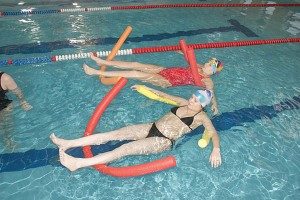 Упражнения в басейна за отпускане и лечение на гръбначния стълб