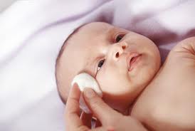 Грижа за кожата на новороденото. Грижа за лицето, грижа за пъпната връв, пилинг на кожата на новородено, измиване на детето и грижа за перинеалната област, къпане на новородено, масаж за новородени.